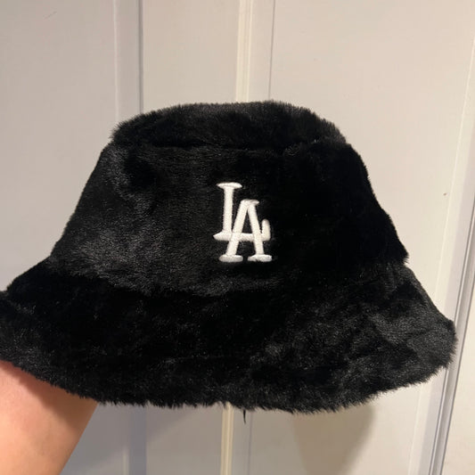 LA FURRY BUCKET HAT - BLACK